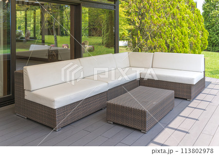 ガーデンパーティの会場の大きいソファ 113802978