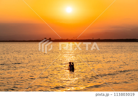 【神奈川県】美しい夕日の光が降り注ぐ江の島から見た夕景 113803019