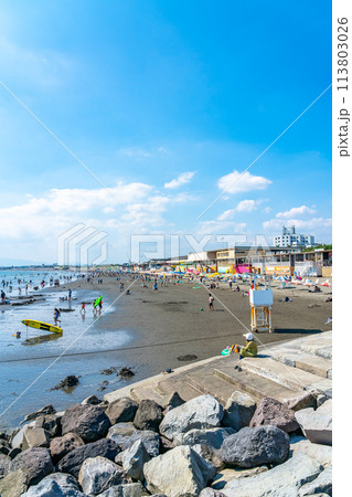 【神奈川県】たくさんの海の家が並ぶ真夏の江の島 【神奈川県】たくさんの海の家が並ぶ真夏の江の島 113803026