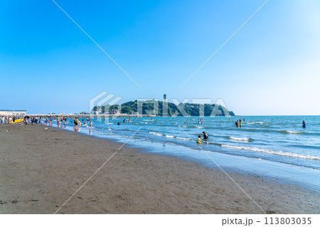 【神奈川県】片瀬西浜から見る真夏の江の島 113803035