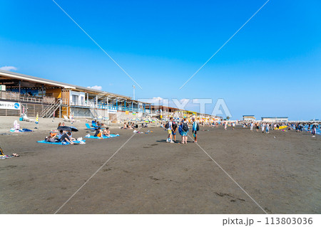 【神奈川県】たくさんの海の家が並ぶ真夏の江の島 113803036