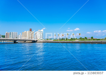 【神奈川県】爽やかな青空が広がる真夏の江の島 【神奈川県】爽やかな青空が広がる真夏の江の島 113803037