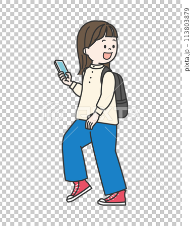 一個女人拿著智慧型手機走路 113803879