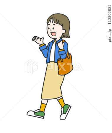 おしゃべりをしながら歩く女性 113803883