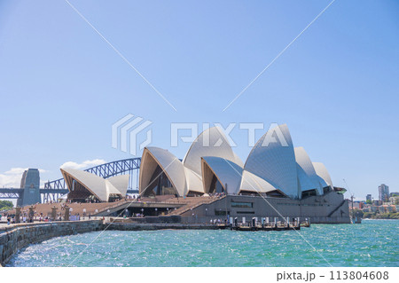 快晴のシドニー。オペラハウスとハーバーブリッジ 113804608