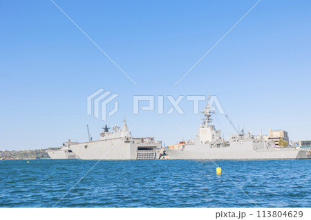 海から見たオーストラリアのシドニー湾に浮かぶ軍艦 113804629