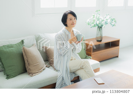 自宅でくつろぐミドル女性 113804807
