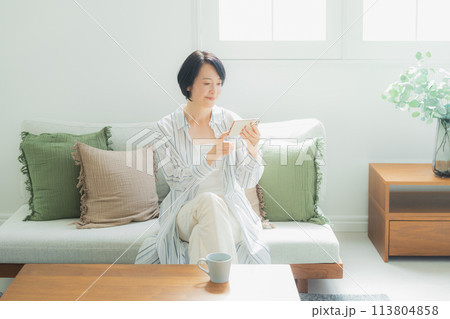 自宅でくつろぐミドル女性　 113804858