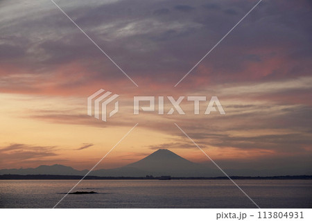 夕暮れ時 内房から見た東京湾と富士山のシルエット 113804931