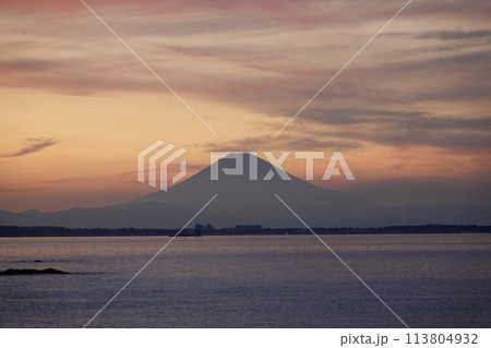 夕暮れ時 内房から見た東京湾と富士山のシルエット 113804932
