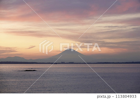 夕暮れ時 内房から見た東京湾と富士山のシルエット 夕暮れ時 内房から見た東京湾と富士山のシルエット 113804933