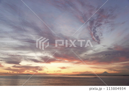 夕暮れ時 内房から見た東京湾と富士山のシルエット 113804934