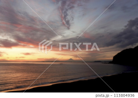 夕暮れ時 内房の砂浜から見た東京湾に浮かぶ富士のシルエット 113804936