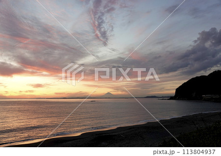 夕暮れ時 内房の砂浜から見た東京湾に浮かぶ富士のシルエット 113804937