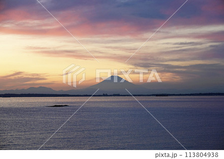 夕暮れ時 内房から見た東京湾と富士山のシルエット 113804938