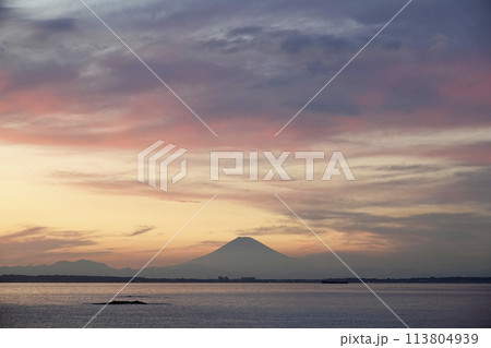夕暮れ時 内房から見た東京湾と富士山のシルエット 113804939