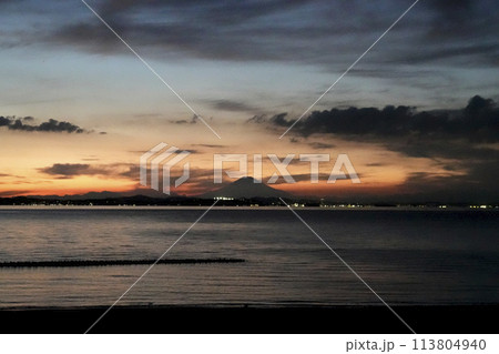 薄暮時 内房から見た東京湾に浮かぶ対岸の灯と富士山 薄暮時 内房から見た東京湾に浮かぶ対岸の灯と富士山 113804940