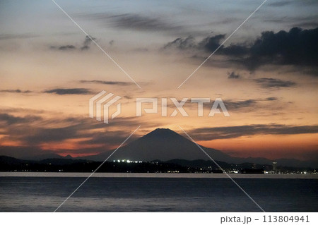 薄暮時 内房から見た東京湾に浮かぶ対岸の灯と富士山 113804941