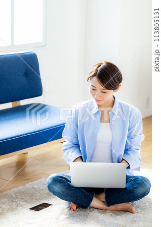 リラックスして家で仕事をする女性 113805131