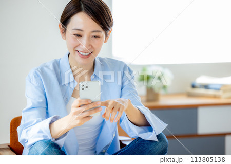 女性 スマホ 家 リラックス 女性 スマホ 家 リラックス 113805138