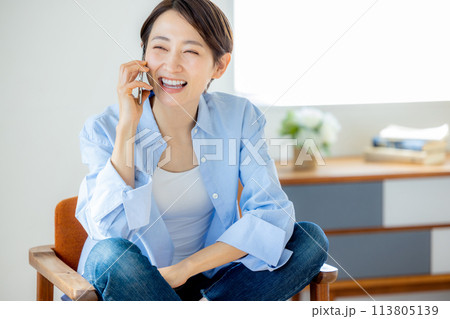 女性　スマホ　家　リラックス 113805139