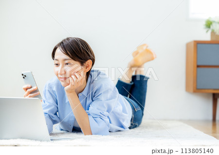 女性　スマホ　家　リラックス 113805140