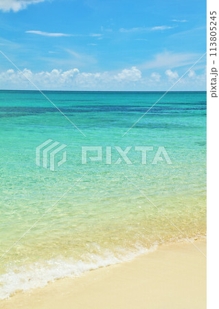 沖縄 池間島 青空と海の風景 沖縄 池間島 青空と海の風景 113805245