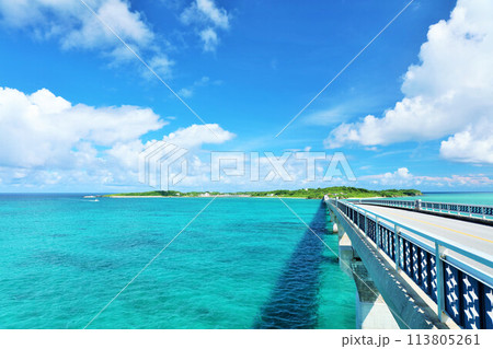 沖縄 池間大橋からの青空と海 沖縄 池間大橋からの青空と海 113805261
