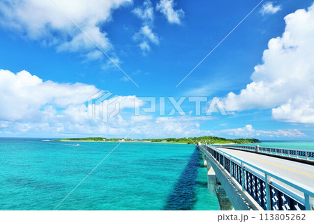 沖縄　池間大橋からの青空と海 113805262