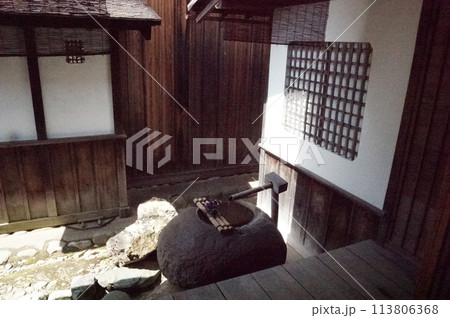 日本家屋の中庭 113806368