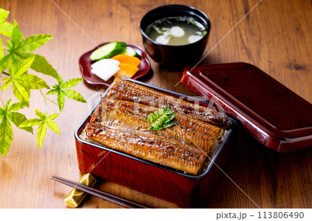 木目のテーブルに置いた鰻重 113806490