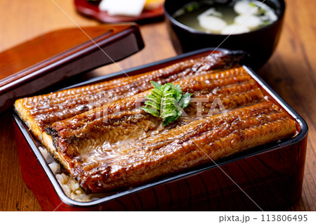 木目のテーブルに置いた鰻重 木目のテーブルに置いた鰻重 113806495