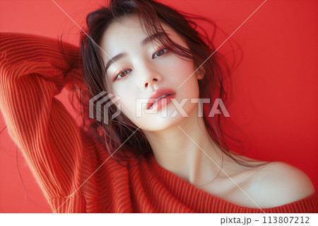 赤いニットの女性のポートレート 赤いニットの女性のポートレート 113807212