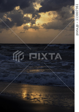 内灘海岸の夕焼け 113807361