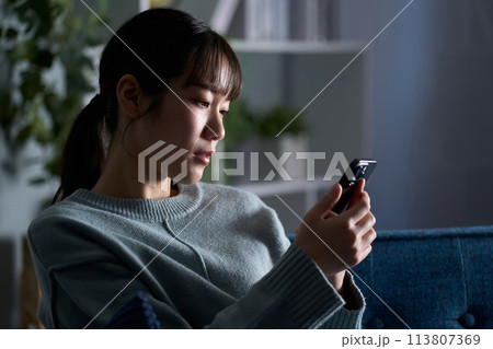 スマートフォンを見て落ち込む女性 113807369