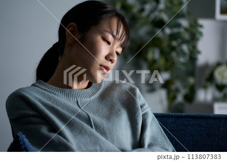 暗い部屋で考え事をする女性 暗い部屋で考え事をする女性 113807383