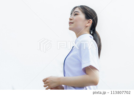 若い白衣の女性 113807702