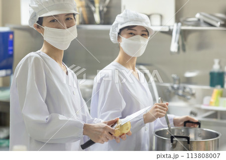 白衣を着て食事を作る女性 白衣を着て食事を作る女性 113808007
