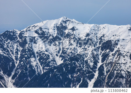 冠雪の北アルプスの笠ヶ岳 113808462