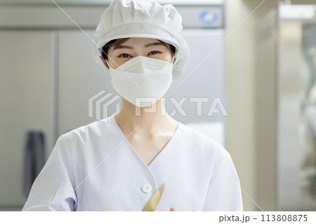 白衣を着て食事を作る女性 白衣を着て食事を作る女性 113808875