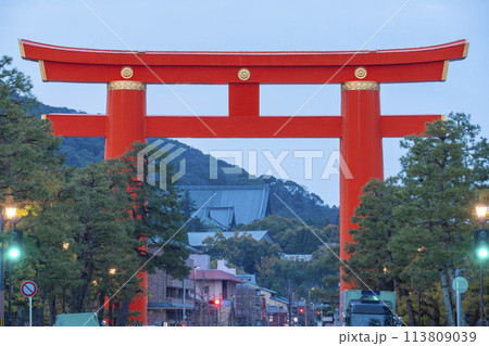 早朝の平安神宮　大鳥居 113809039