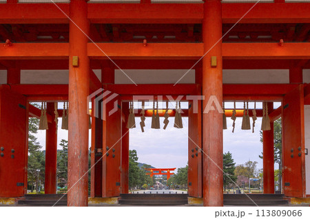 平安神宮　応天門と大鳥居 113809066