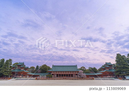 春の京都　平安神宮　境内（左から白虎楼、大極殿、蒼龍楼） 113809069