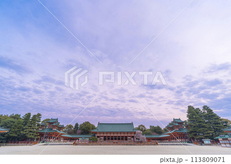 春の京都　平安神宮　境内（左から白虎楼、大極殿、蒼龍楼） 113809071