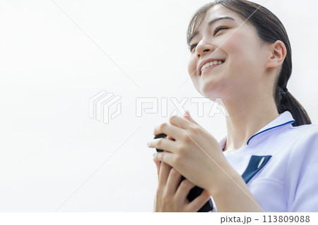スマホを使う看護師さん スマホを使う看護師さん 113809088