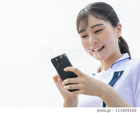 スマホを使う看護師さん 113809100
