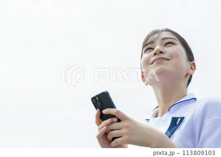 スマホを使う看護師さん 113809103