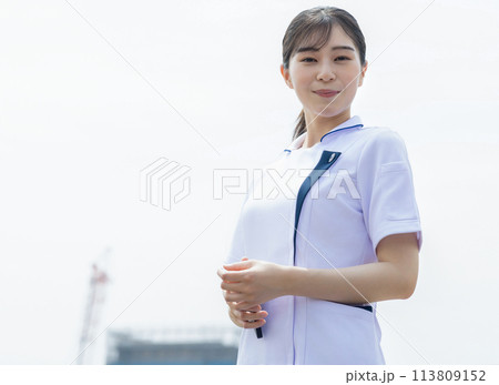 若い白衣の女性 若い白衣の女性 113809152