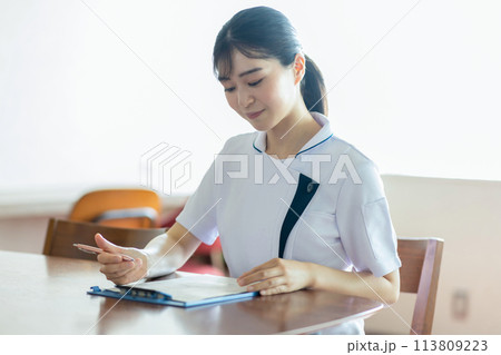 白衣を着た看護師さん 白衣を着た看護師さん 113809223
