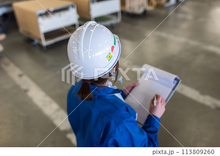 倉庫などの管理をする女性 113809260